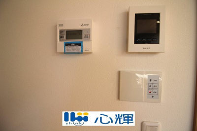 【設備】 | サンコート宇部市厚南北２丁目（６号地） | ＴＶモニター付きインターホン（カメラ）が標準設置。セキュリティも安心です。
給湯器リモコンは、お風呂のお湯はりや追い炊きが簡単に出来ます。