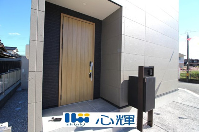 【玄関】 | サンコート宇部市厚南北２丁目（６号地） | 家の顔となる玄関。 ゲストを迎え入れても安心の空間です。