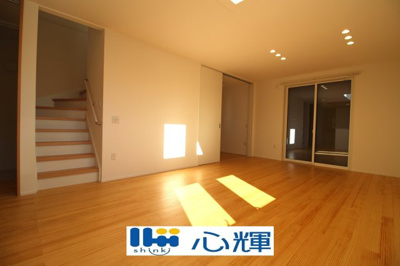 【居間・リビング】 | サンコート宇部市厚南北２丁目（６号地） | リビング階段は子育て世代に人気です♪