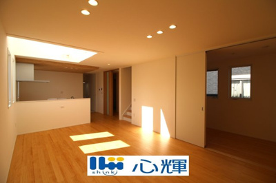 【居間・リビング】 | サンコート宇部市厚南北２丁目（６号地） | 降り注ぐ陽光をいっぱいに浴び、メインライトと共に室内全体が明るい・開放感のあるＬＤＫ。