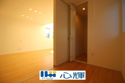 【居間・リビング】 | サンコート宇部市厚南北２丁目（６号地） | リビングから続く洋室はゲストルームとしても使用できます。


