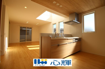 【キッチン】 | サンコート宇部市厚南北２丁目（６号地） | ご家族との会話を楽しみながら家事が出来る対面キッチン。バックスペースは充分な広さを確保しています。