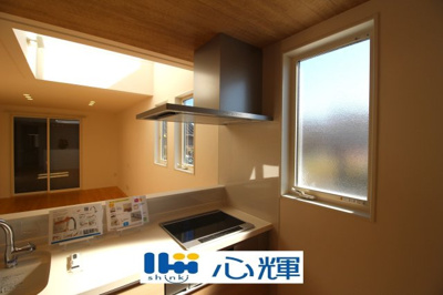 【キッチン】 | サンコート宇部市厚南北２丁目（６号地） | 最新タイプのレンジフードは吸引性能も良好！お手入れも簡単です。
