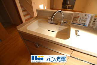 【キッチン】 | サンコート宇部市厚南北２丁目（６号地） | 排水口のリンクをなくし、汚れが溜まりやすい溝がないので、お手入れが簡単です。
