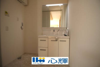 【独立洗面台】 | サンコート宇部市厚南北２丁目（６号地） | 大きくて見やすく清潔感ある洗面台。収納も多く、コスメ等もスッキリと仕舞えます。