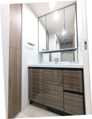 Urbanex千代田淡路町の洗面所|トイレと独立したハンドシャワー付3面鏡付洗面台です