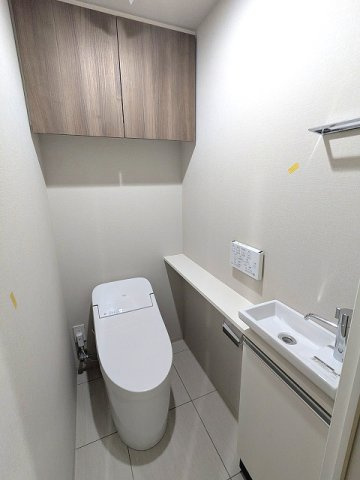 Urbanex千代田淡路町のトイレ|タンクレス温水洗浄便座、手洗いとスマホや飾りが置ける棚付き付です