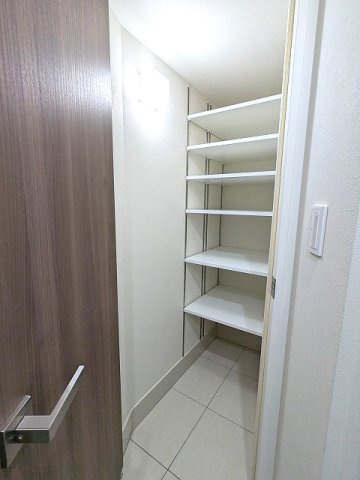 Urbanex千代田淡路町の玄関|キャリーケース等収納可能なシューズインクローゼット