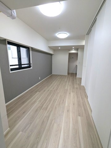 Urbanex千代田淡路町の設備|リビングに床暖房・エアコン・照明付、3帖洋室にクローゼット・照明付きです
