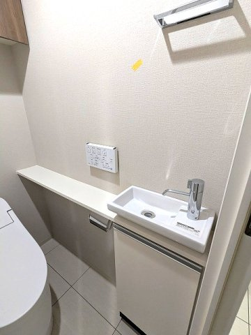 Urbanex千代田淡路町の設備|トイレに手洗いとスマホや飾りが置ける棚付き付です