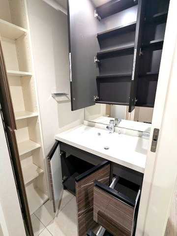 Urbanex千代田淡路町の設備|トイレと独立したハンドシャワー付3面鏡付洗面台です