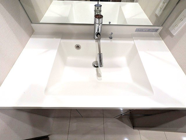 Urbanex千代田淡路町の設備|トイレと独立したハンドシャワー付洗面台です