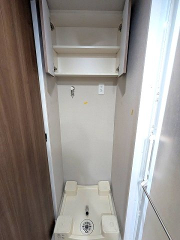 Urbanex千代田淡路町の設備|洗面室の洗濯機置場、お手入れし易い様に排水口を手前中央に配置し、足高の防水パンです