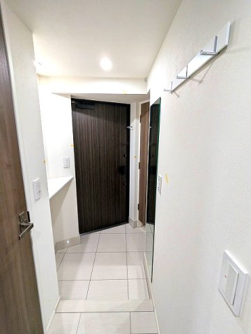 Urbanex千代田淡路町の設備|ディンプルキーのダブルロックセキュリティ、姿見鏡付、人感センサー付玄関ライト、コートフック付です