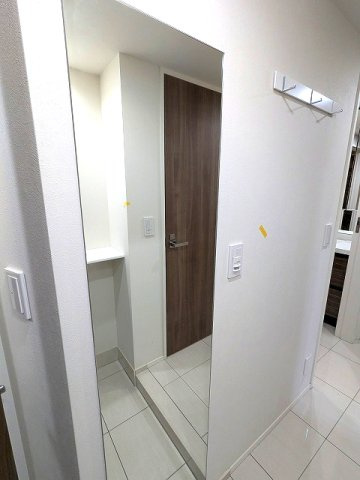 Urbanex千代田淡路町の設備|姿見鏡付、人感センサー付玄関ライト、コートフック付です