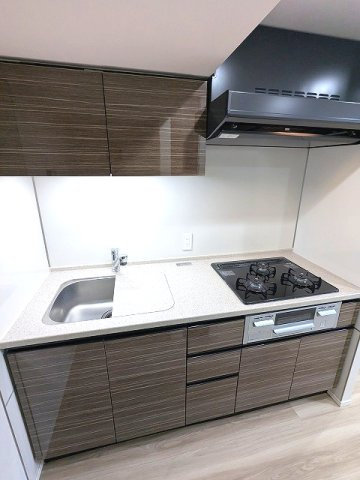 Urbanex千代田淡路町のキッチン|グリル付ガス3口システムキッチン、瀟洒でお手入れ楽なガラストップコンロ、料理しやすいシンクカバー付、豊富な収納