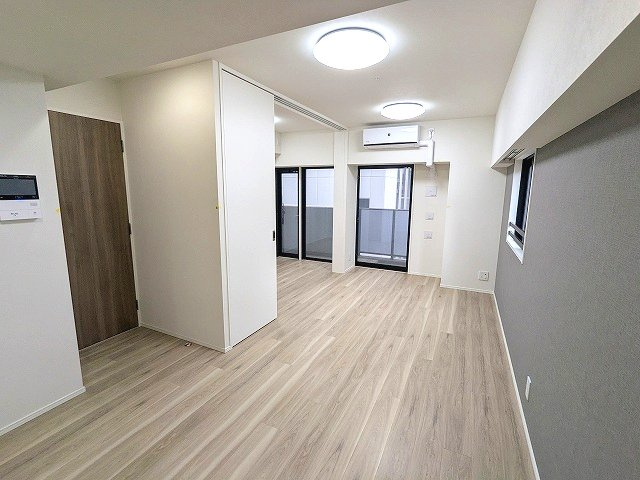 Urbanex千代田淡路町のバルコニー|リビングに床暖房・エアコン・照明付、3帖洋室にクローゼット・照明付きです