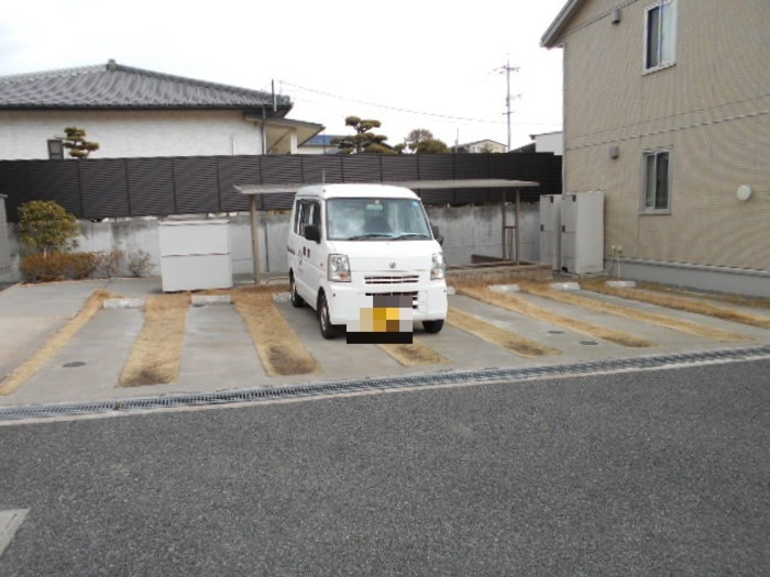 ウィット西深津　B棟の駐車場