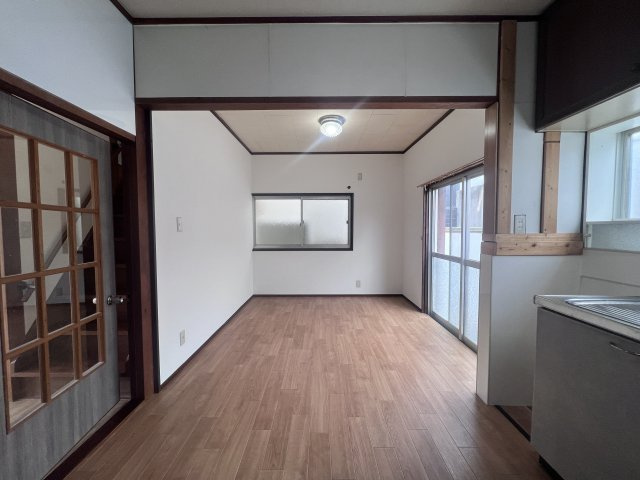 魚住町西岡貸家の居間・リビング