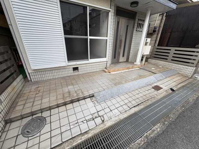 魚住町西岡貸家の駐車場