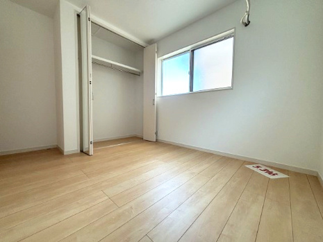 西区庚午中1丁目の洋室|家具の配置もしやすいシンプル設計。お子様の成長に合わせて柔軟に使えます。