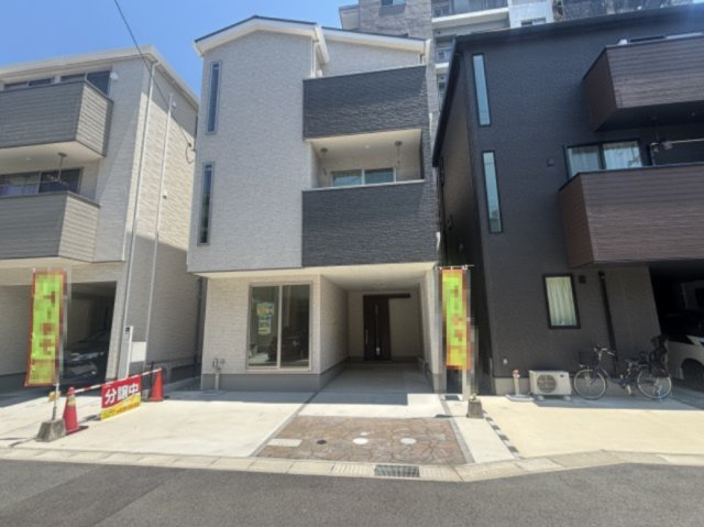 西区庚午中1丁目の駐車場|駐車スペースを確保した住まい。日常のお出かけや来客時にも安心です。