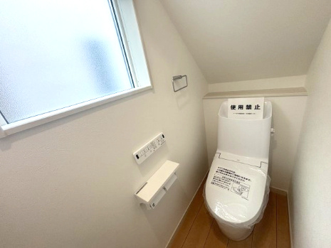 西区庚午中1丁目のトイレ|小窓付きで通気性にも優れた快適なトイレです。