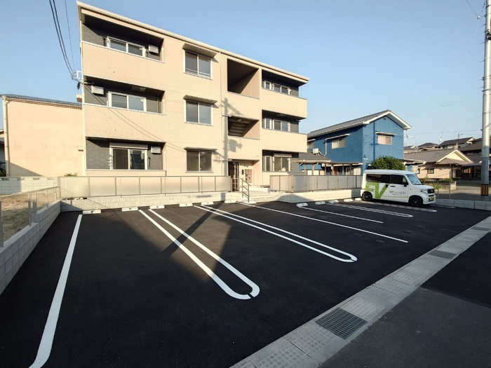 シャルレーヌの駐車場