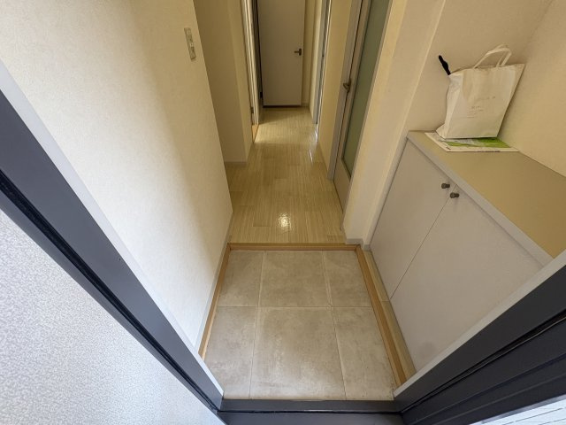 フレール弥生E棟の玄関