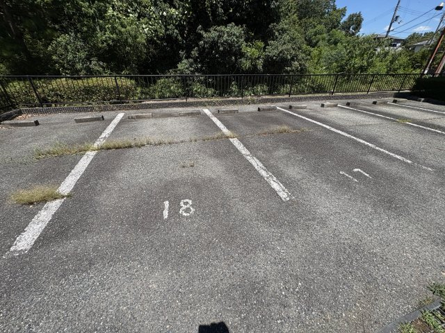 フレール弥生E棟の駐車場