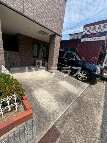 ベーシックコートの駐車場