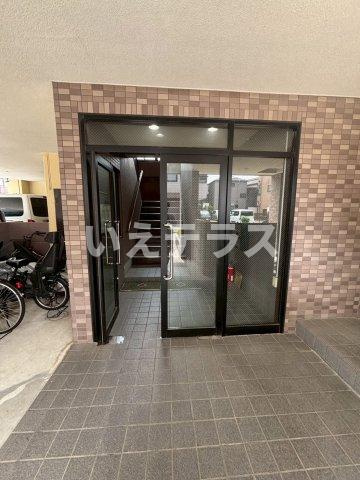 ベーシックコートのエントランス