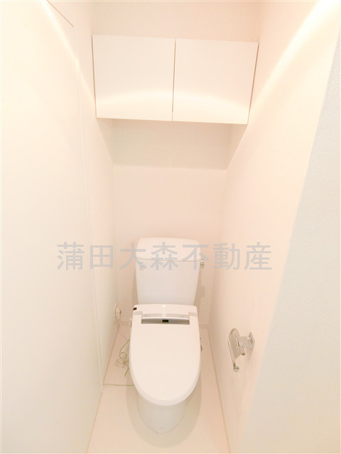 コンフォリア大森町のトイレ|棚収納+温水洗浄便座付きのトイレ