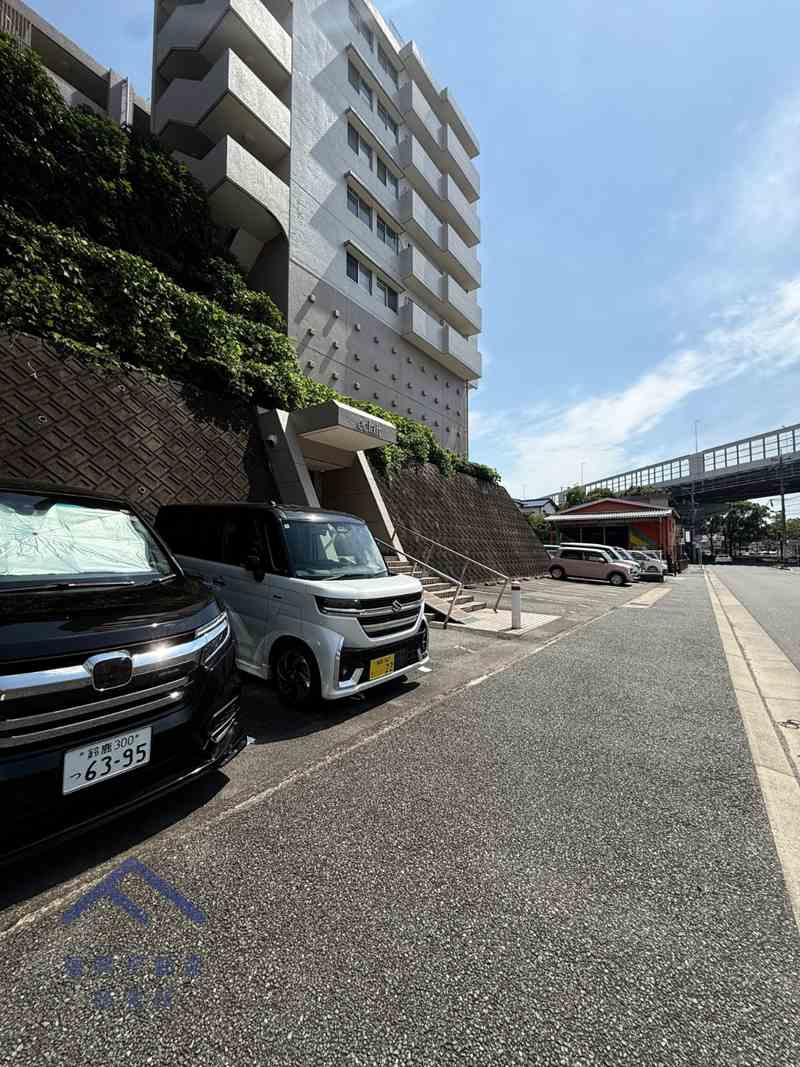 エクレール名島の駐車場