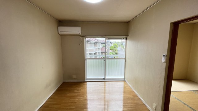 エステートピア幸A棟の居間・リビング|居室