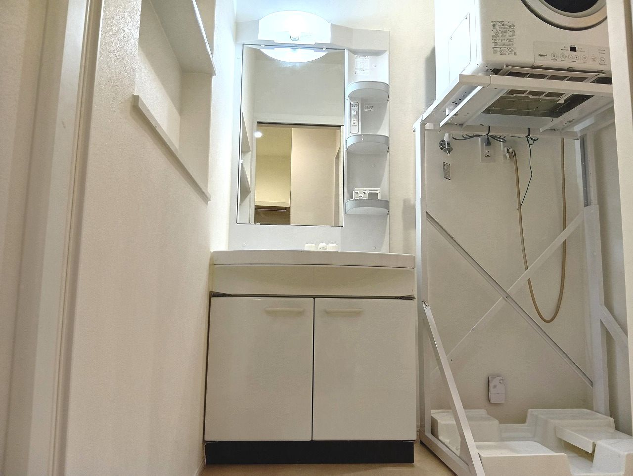 貸家（神田）S邸の独立洗面台|朝の支度にも助かる、独立の洗髪洗面化粧台