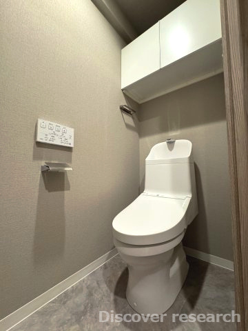 ディナスカーラ南橋本のトイレ|【トイレ】
グレーを基調としていて清潔感、落ち着きのあるトイレです。
上部に棚がありペーパーなどの小物を収納しておくことができそうです。
