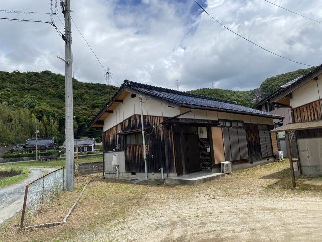 下小鯖貸家の外観|駐車スペースがゆったり