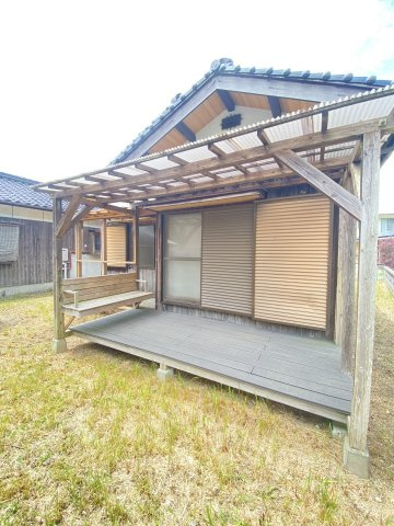 下小鯖貸家のバルコニー|テラスにイスがついています