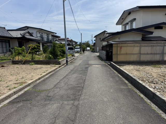 吉田2丁目土地の前面道路含む現地写真