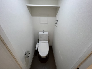 シンプルで掃除のしやすいトイレです♪