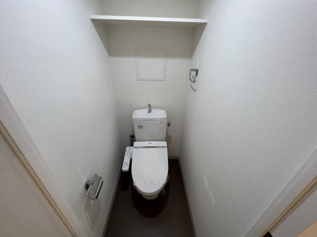 シンプルで掃除のしやすいトイレです♪