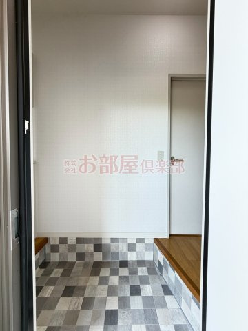 グリーンライフ長門石A棟の玄関|明るい玄関です