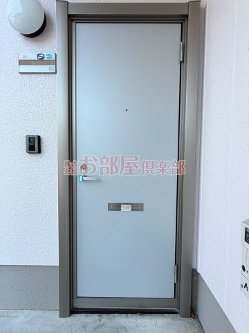 グリーンライフ長門石A棟の玄関|収納もある玄関です