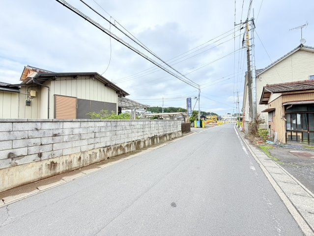 東茨城郡茨城町中古物件の前面道路含む現地写真