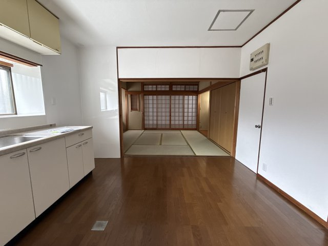 勝原区丁店舗付き戸建ての居間・リビング