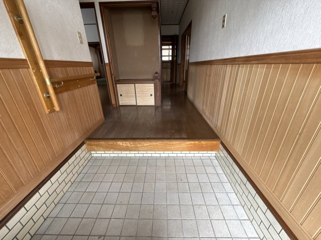勝原区丁店舗付き戸建ての玄関
