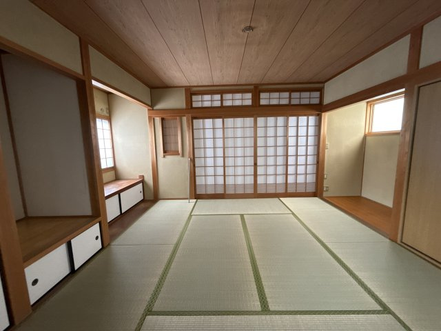 勝原区丁店舗付き戸建ての寝室