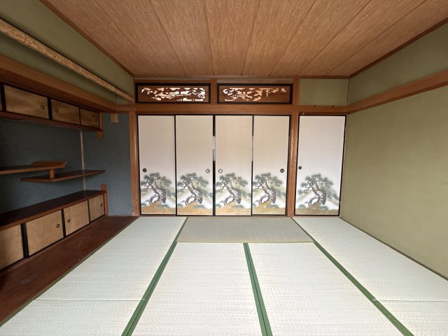 勝原区丁店舗付き戸建ての寝室
