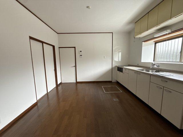 勝原区丁店舗付き戸建ての居間・リビング